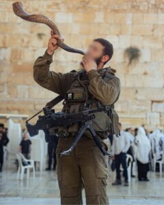 חייל תוקע בשופר. צילום: דובר צה"ל