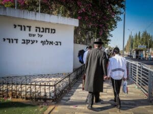 אב חרדי מלווה את בנו החרדי ללשכת הגיוס, השבוע. שיהיה בהצלחה. צילום: טל גל פלאש90