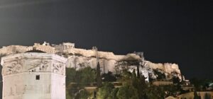 האקרופוליסט מלמטה