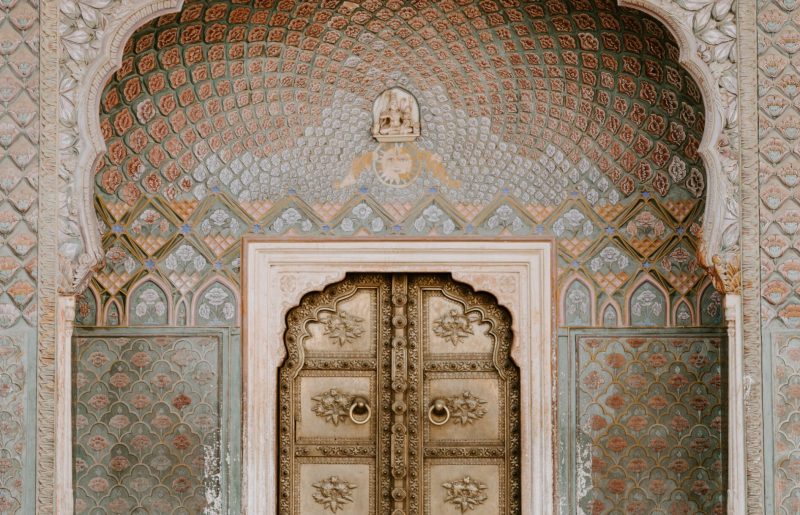 בזהירות, בצניעות ובמוסריות