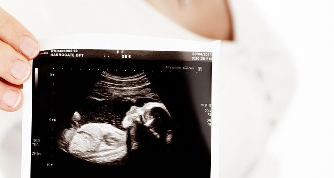 מחדל העוברים: מהי עמדת ההלכה והמשפט בסוגייה – מי האמא האמתית?