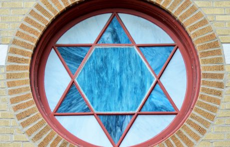 האם המנהג לצאת מבית הכנסת ב'יזכור' נכון?