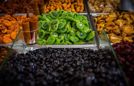 על הארץ ועל פירותיה